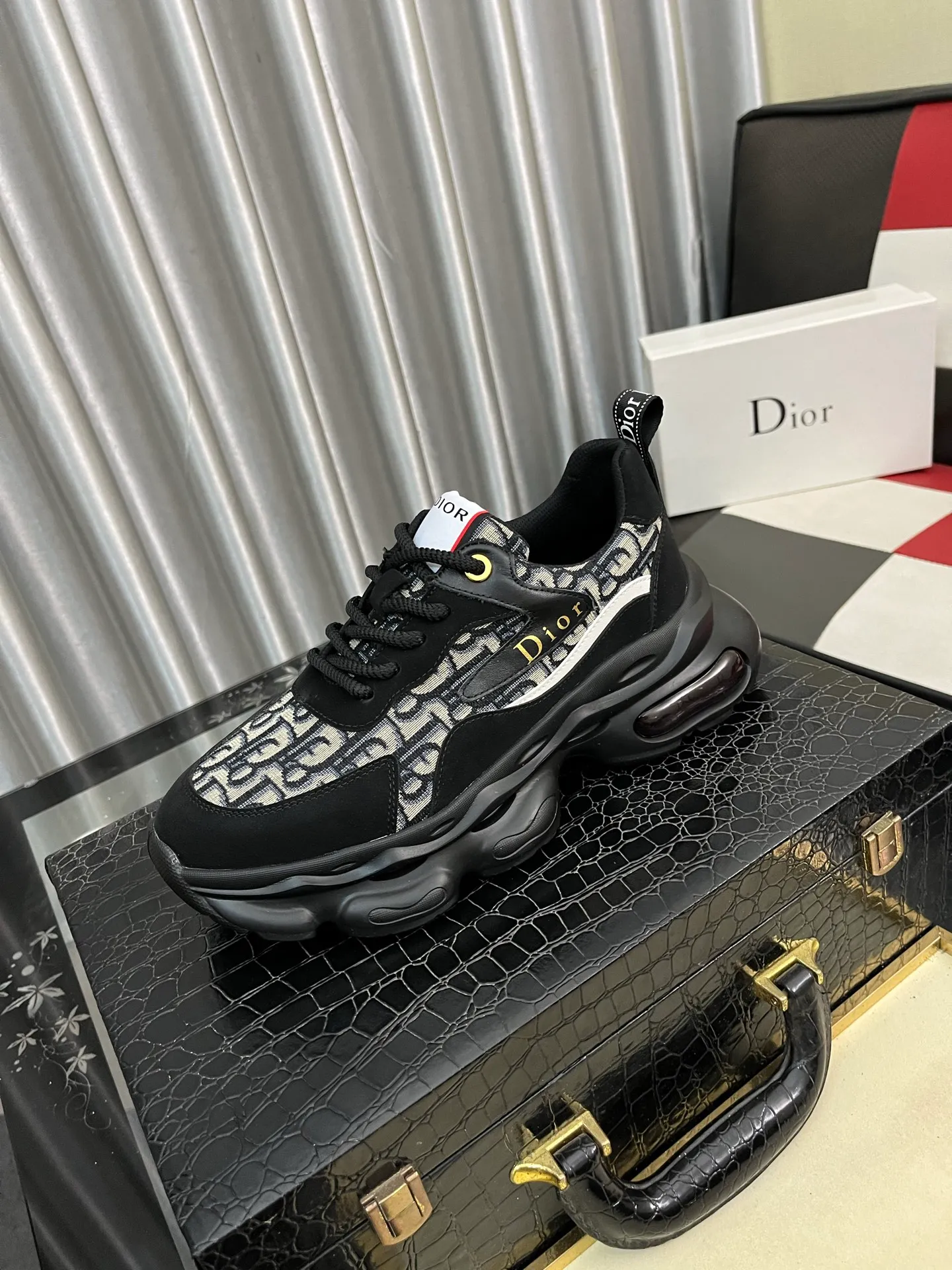 Men's shoes💰438⌚️⌚️[Dior] Dior's new men's genuine leather casual shoes, the highest version on the market, any comparison is welcome🆚! The original leather has excellent texture and is super high-end! Fetal sheep net lining imported from Italy, removable pad! Luxurious materials and fine workmanship, highly recommended! Code number: 38-442️⃣Colors available
